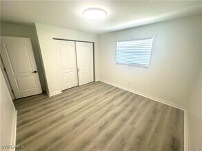 10725 Wilson St in Bonita Springs, FL - Foto de edificio - Building Photo