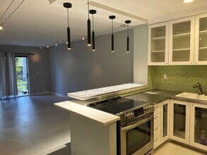 7900 Camino Cir, Unit 1st floor in Miami, FL - Building Photo - Building Photo