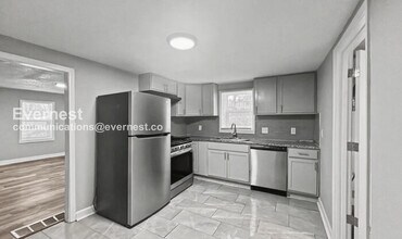 700 S Savage St in Independence, MO - Foto de edificio - Building Photo