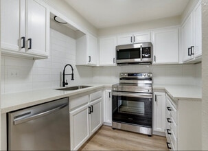 902 NE Hacienda Ct in Gresham, OR - Building Photo - Building Photo