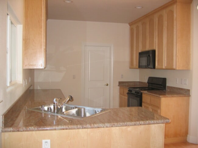 400 Cypress Ave in San Jose, CA - Foto de edificio - Building Photo