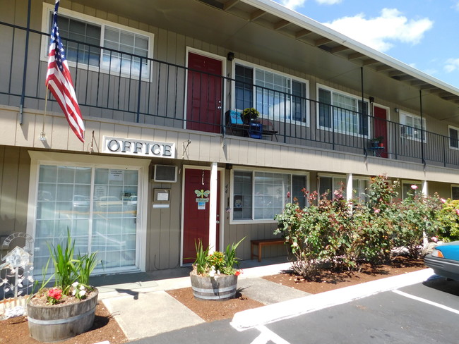 Village Park Apartments in Springfield, OR - Foto de edificio - Building Photo