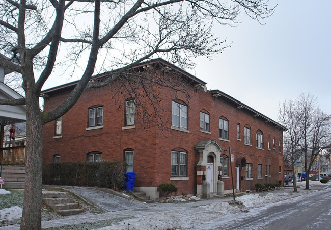 1052 Dewey Ave in Rochester, NY - Foto de edificio - Building Photo