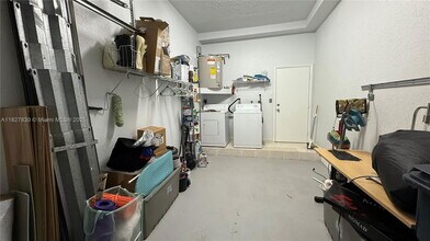 11034 NW 43rd Terrace in Doral, FL - Building Photo - Building Photo