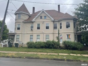 1421 Grand Ave in Davenport, IA - Foto de edificio - Building Photo