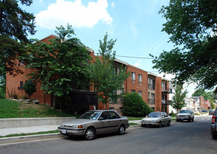 5050-5056 A St SE in Washington, DC - Foto de edificio - Building Photo