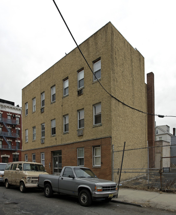 16 Hopkins Ave in Jersey City, NJ - Building Photo