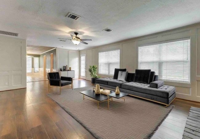 18103 Ravenfield Dr in Houston, TX - Foto de edificio - Building Photo