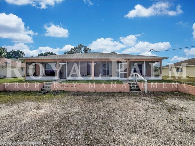 5231 27th St SW in Lehigh Acres, FL - Foto de edificio - Building Photo