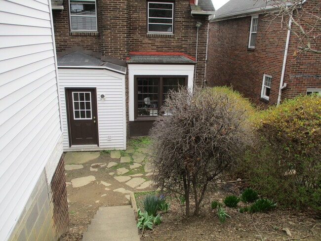 5617 Wilkins Ave in Pittsburgh, PA - Foto de edificio - Building Photo