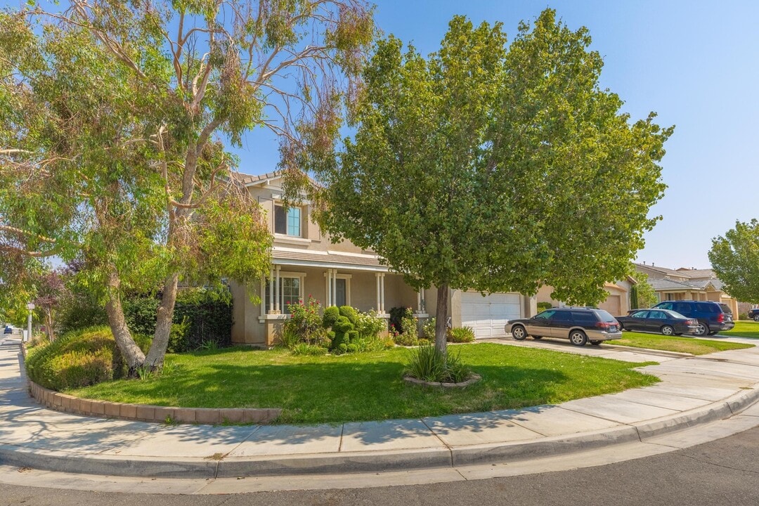 1123 E Avenue K14 in Lancaster, CA - Foto de edificio