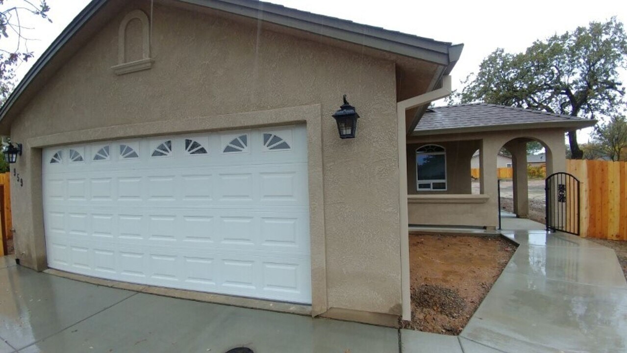 959 August Way in Redding, CA - Building Photo