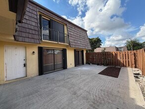 731 Springdale Cir in Palm Springs, FL - Building Photo - Building Photo