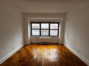 140 E 56th St in New York, NY - Building Photo - Building Photo