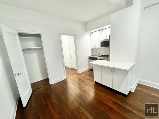 EAST 46 STREET in New York, NY - Building Photo - Building Photo