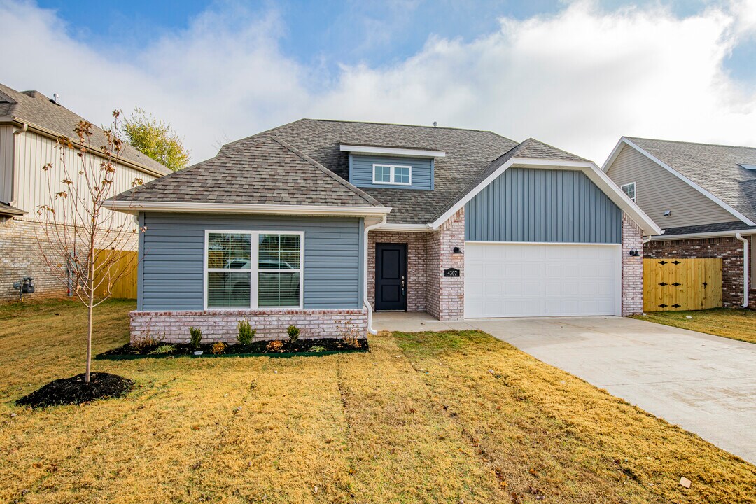 4307 SW Bison St in Bentonville, AR - Building Photo