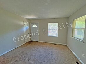 202 E Swiss Ln Ct in Springfield, MO - Foto de edificio - Building Photo