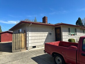 2485 Tyler St in Eugene, OR - Foto de edificio - Building Photo