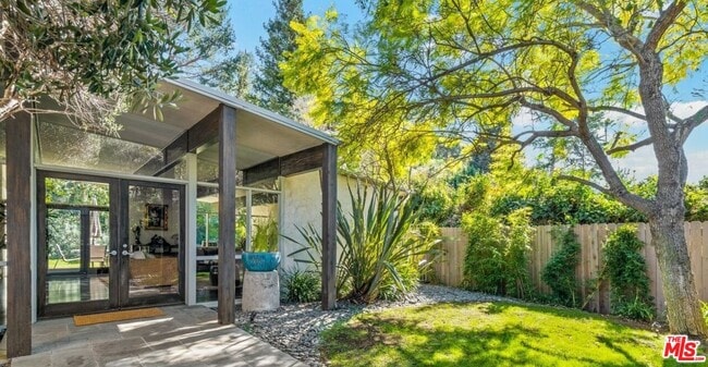 2530 Hutton Dr in Beverly Hills, CA - Building Photo - Building Photo