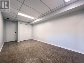 1 Shadberry Dr in Toronto, ON - Building Photo - Building Photo