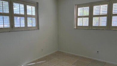 7925 Fairview Dr, Unit 110 in Tamarac, FL - Foto de edificio - Building Photo