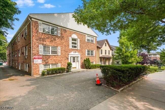 48 Elm St in Morristown, NJ - Foto de edificio - Building Photo
