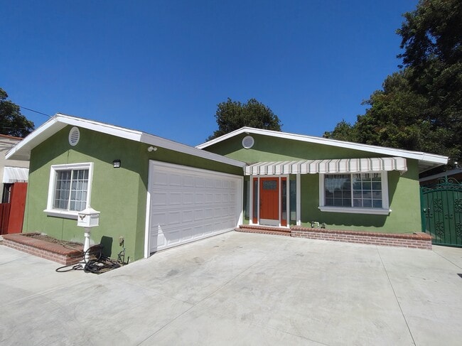 627 E Woodbury Rd in Altadena, CA - Building Photo - Building Photo
