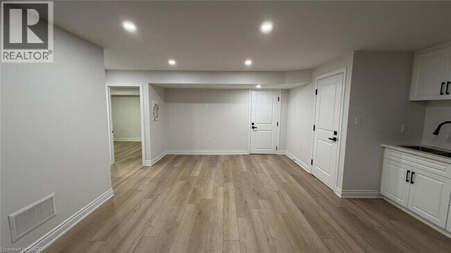 19 Pointer St in Cambridge, ON - Building Photo - Building Photo