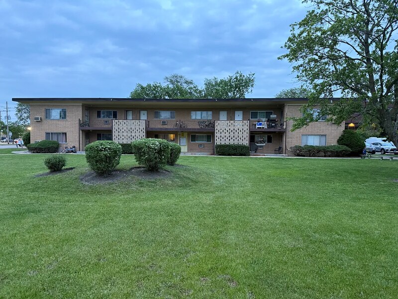 2555 E Ballard Rd in Des Plaines, IL - Foto de edificio