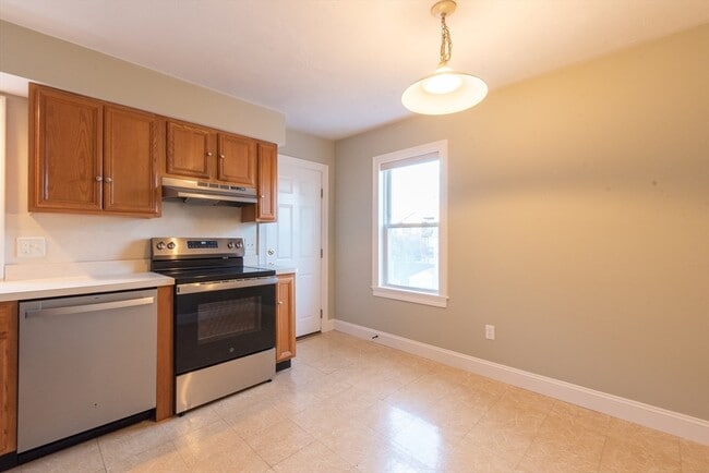 19 E Hoyle St in Norwood, MA - Building Photo - Building Photo