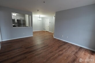 421 Waterford Dr in Edison, NJ - Building Photo - Building Photo