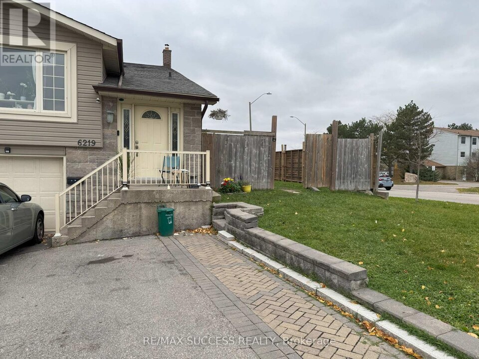 6219 Atherly Crescent in Mississauga, ON - Building Photo