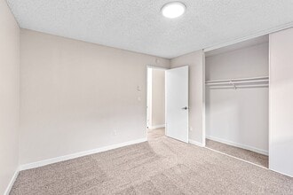 Royal Pines in Beaverton, OR - Building Photo - Building Photo