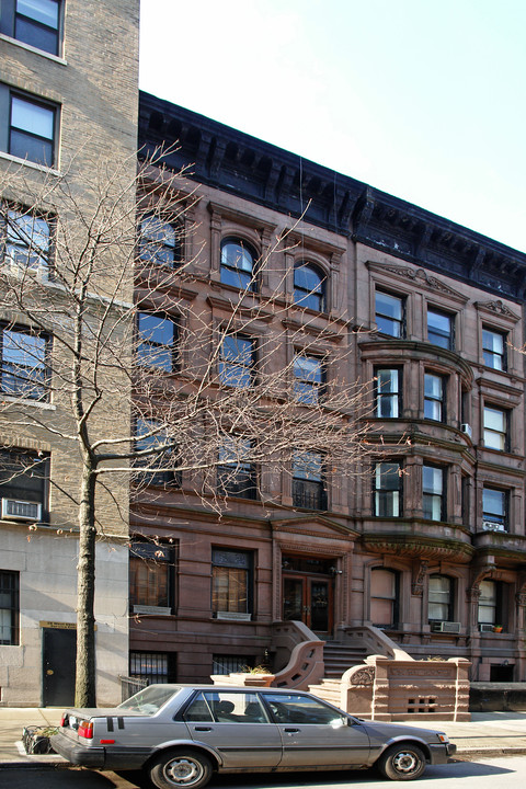 30 W 69th St in New York, NY - Building Photo