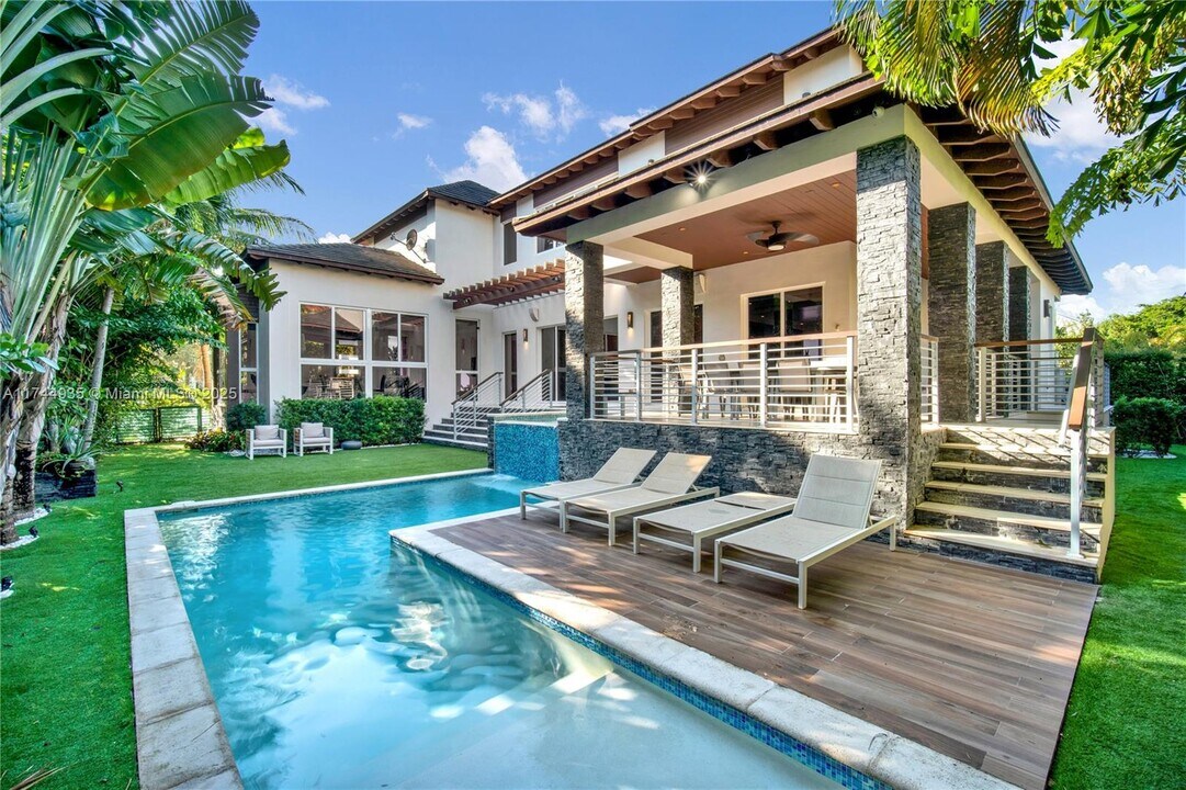 573 Warren Ln in Key Biscayne, FL - Building Photo