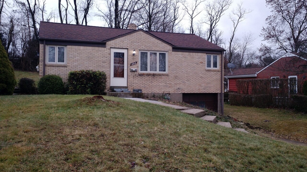 2515 Sylvania Dr in Bethel Park, PA - Building Photo
