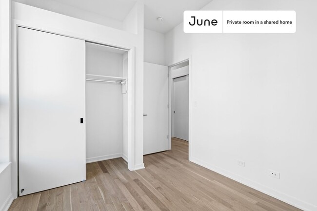 Private bedroom in 4 bed/3.5 bath Home in Chicago, IL - Building Photo - Building Photo