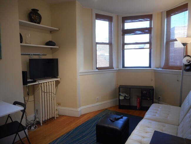 141 Arlington St, Unit 5 in Boston, MA - Foto de edificio - Building Photo