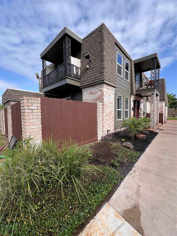5922 Fairdale Ln in Houston, TX - Foto de edificio - Building Photo