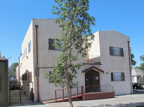 1046 W Martin Luther King Jr Blvd. in Los Angeles, CA - Building Photo - Building Photo