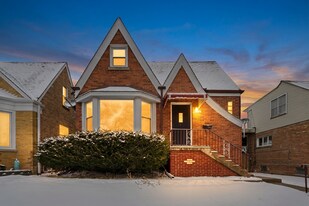 6640 W Foster Ave, Unit 2 in Chicago, IL - Building Photo