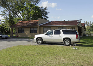 1415 NE 118th Ter in Miami, FL - Foto de edificio - Building Photo