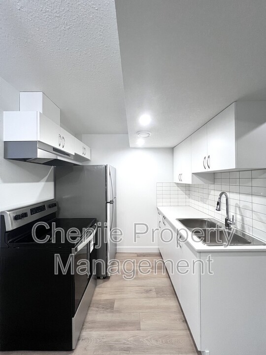 22718-2282a 82a Ave NW in Edmonton, AB - Building Photo