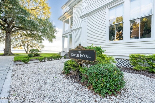 property at 2105 River Blvd