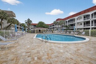 581 Blue Heron Dr in Hallandale Beach, FL - Building Photo