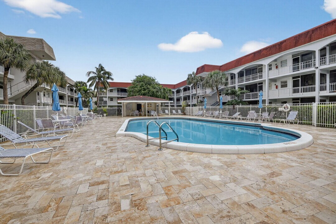 581 Blue Heron Dr in Hallandale Beach, FL - Foto de edificio