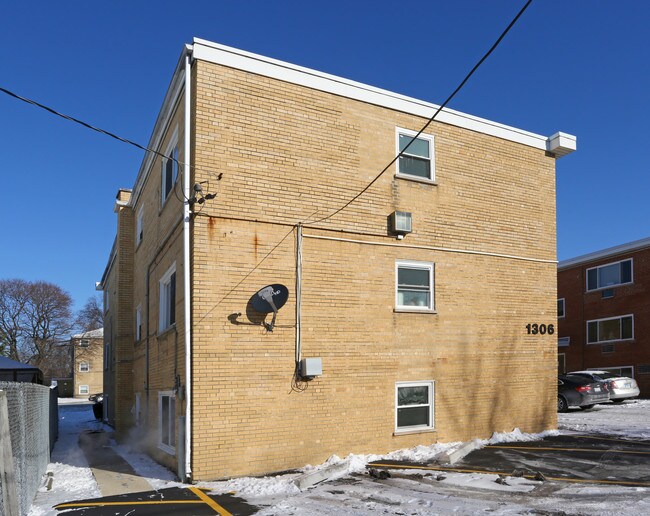 1306 E Roosevelt Rd in Wheaton, IL - Building Photo - Building Photo
