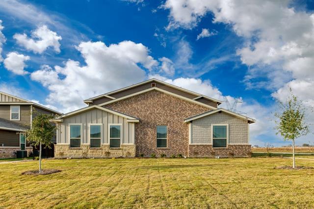 745 Harvest Moon Dr in Venus, TX - Building Photo