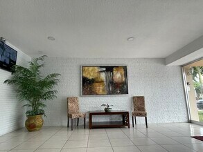 1460 NE 169th St, Unit 110 in Miami, FL - Building Photo - Building Photo