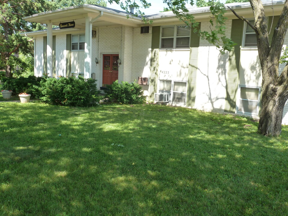 Roosevelt Manor in Des Moines, IA - Building Photo